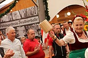 Anstich des Herbstfest Rosenheim 2019 im Flötzigerbräuzelt durch die Oberbürgemeisterin Gabriele Bauer (©Foto: Martin Schmitz)